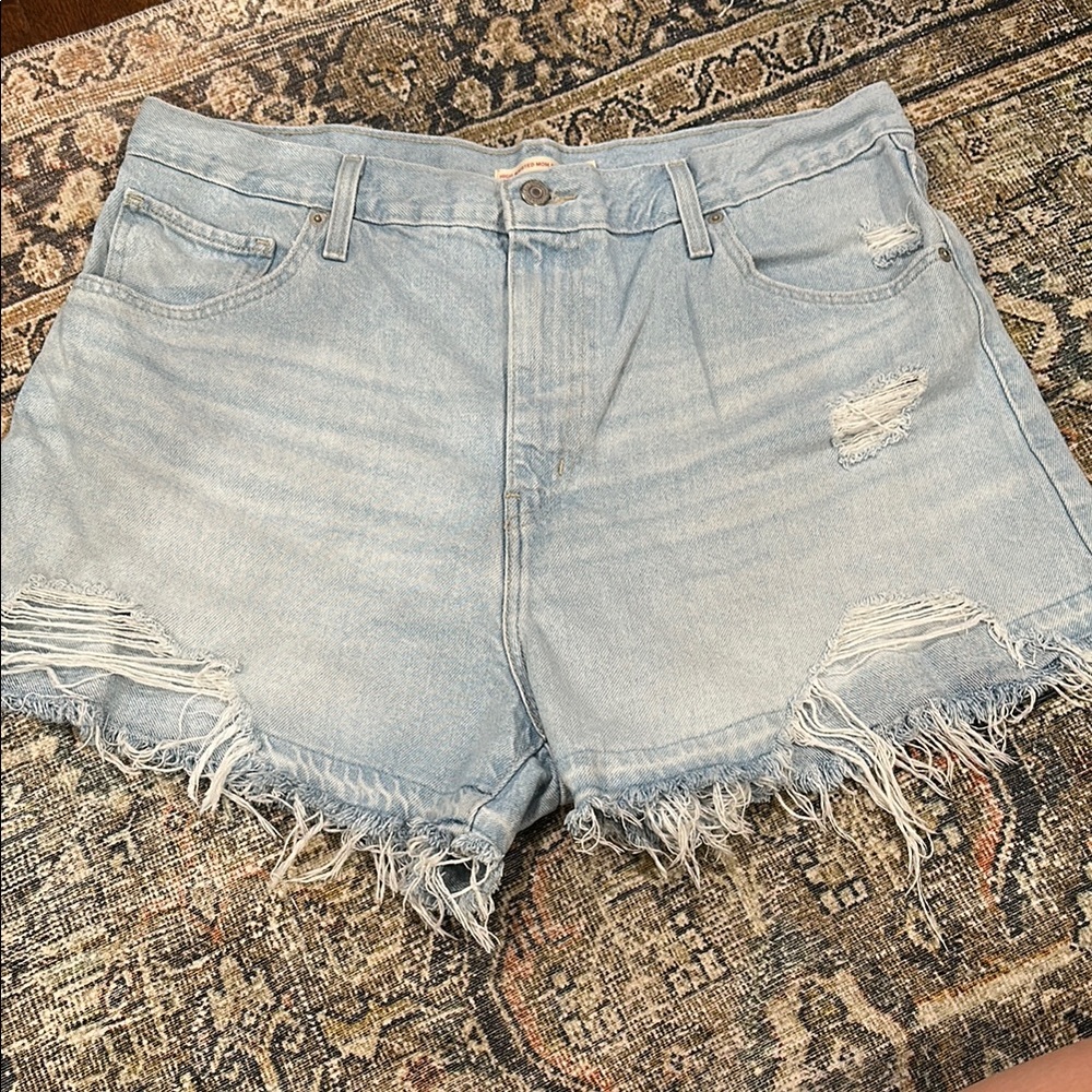 Distressed LEVI High Waisted Mom Short sz. 34 (plus 18)